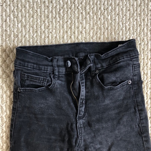 Black jeans with rip at the knee - Picture 2 of 5